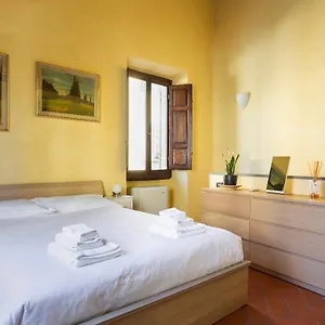 Cozy Classic Italian House Near Santa Croce, On The Lungarno , Florence Italie